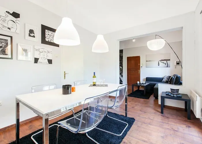 Trendy Minimal Flat In Posh
